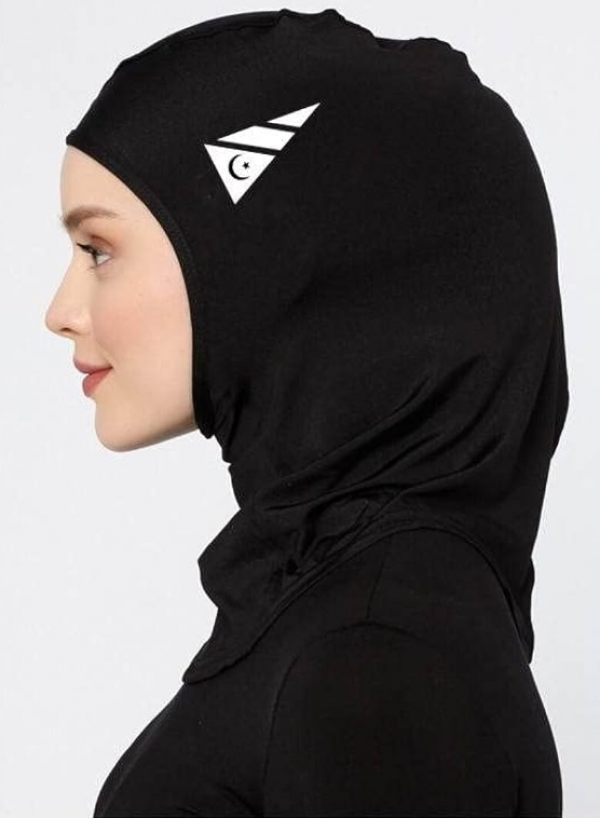 Kerudung segi empat dengan knot di bagian belakang